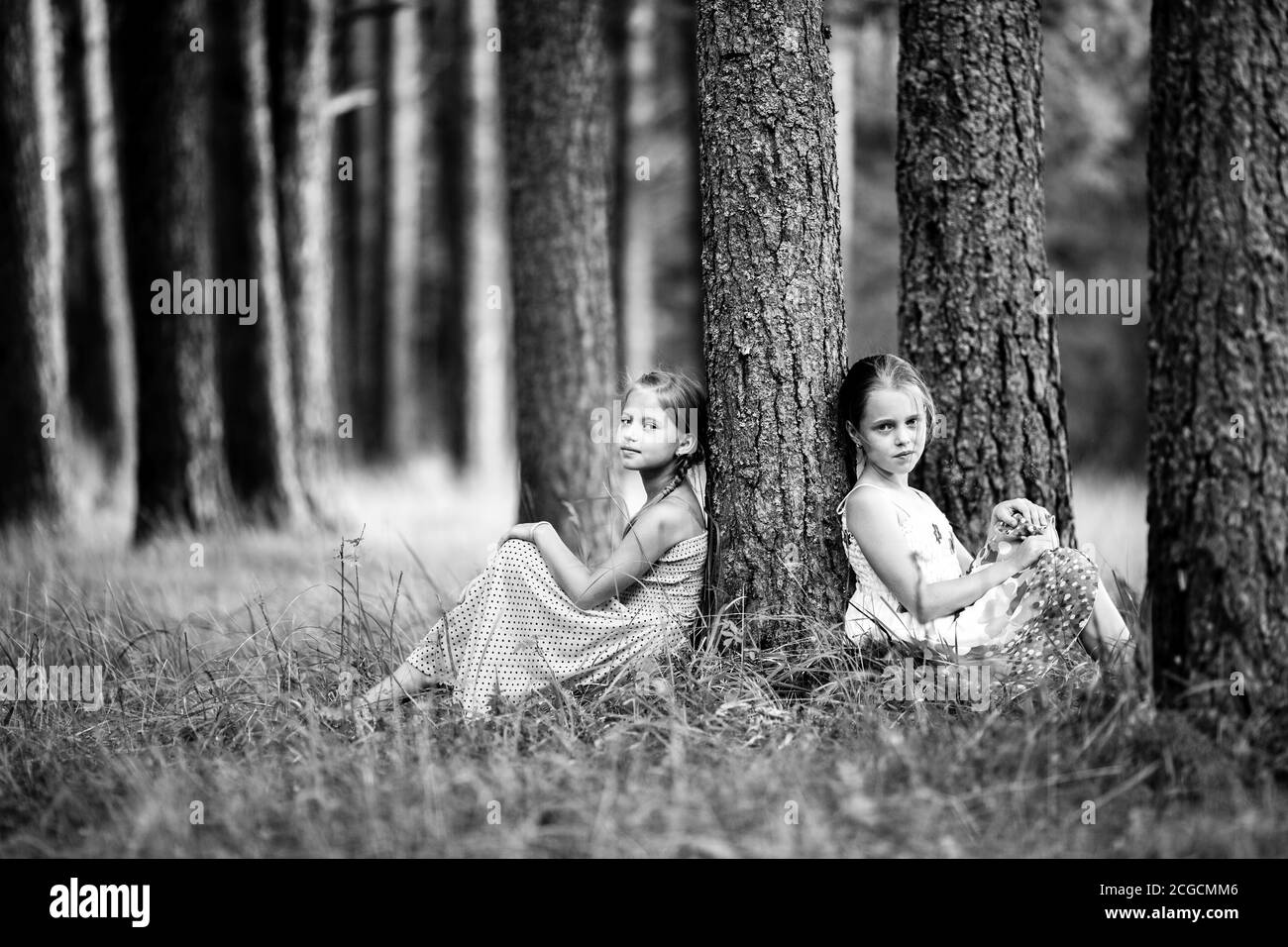 Deux jolies petites filles dans le parc. Photo en noir et blanc. Banque D'Images