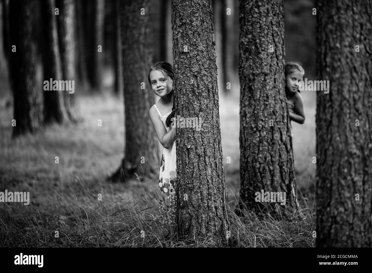 Deux filles de dix ans se disputer dans le parc. Photo en noir et blanc. Banque D'Images