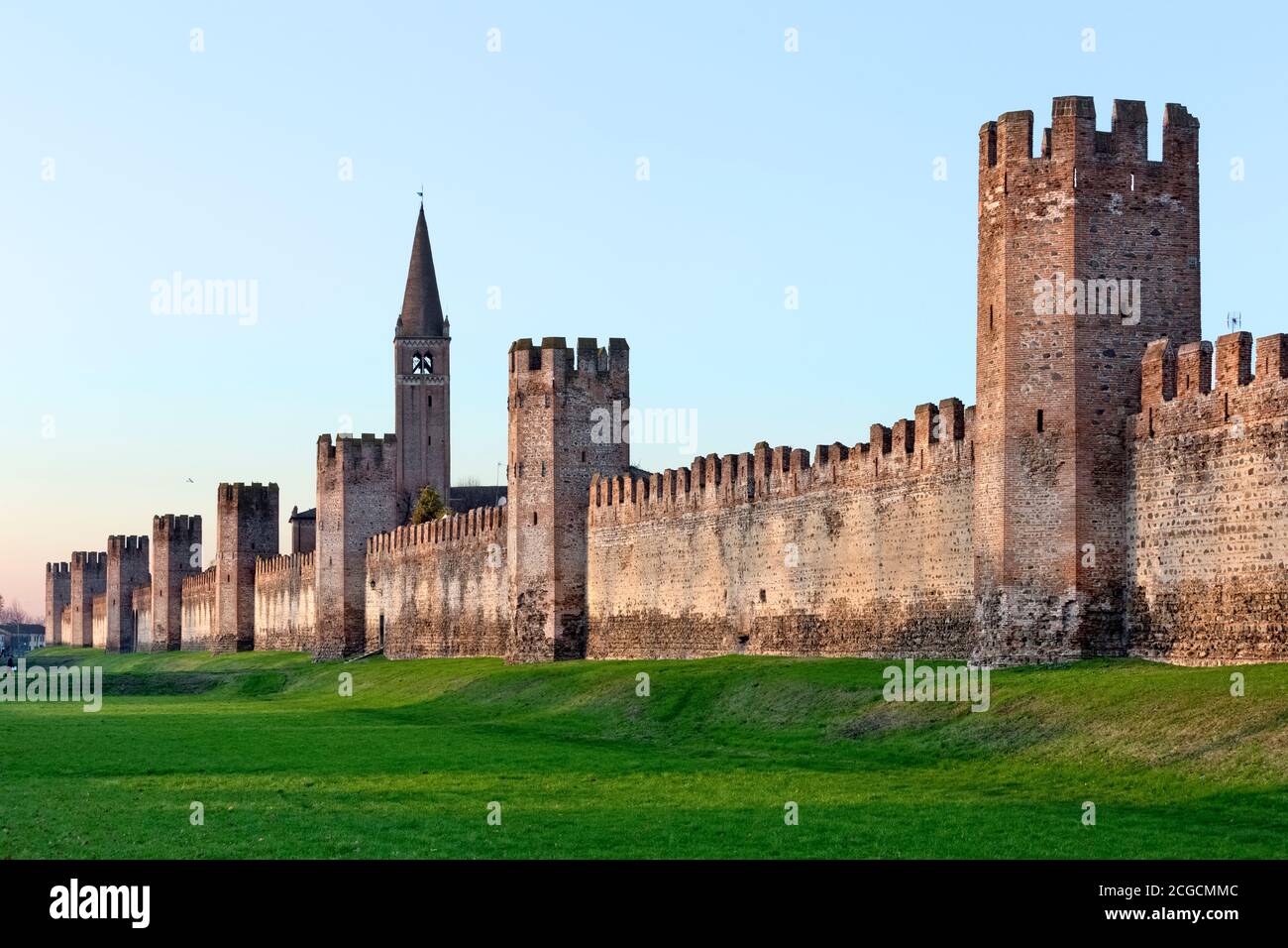Montagnana : les murs sont l'un des exemples les mieux préservés de l'architecture militaire médiévale en Europe. Province de Padoue, Vénétie, Italie, Europe. Banque D'Images