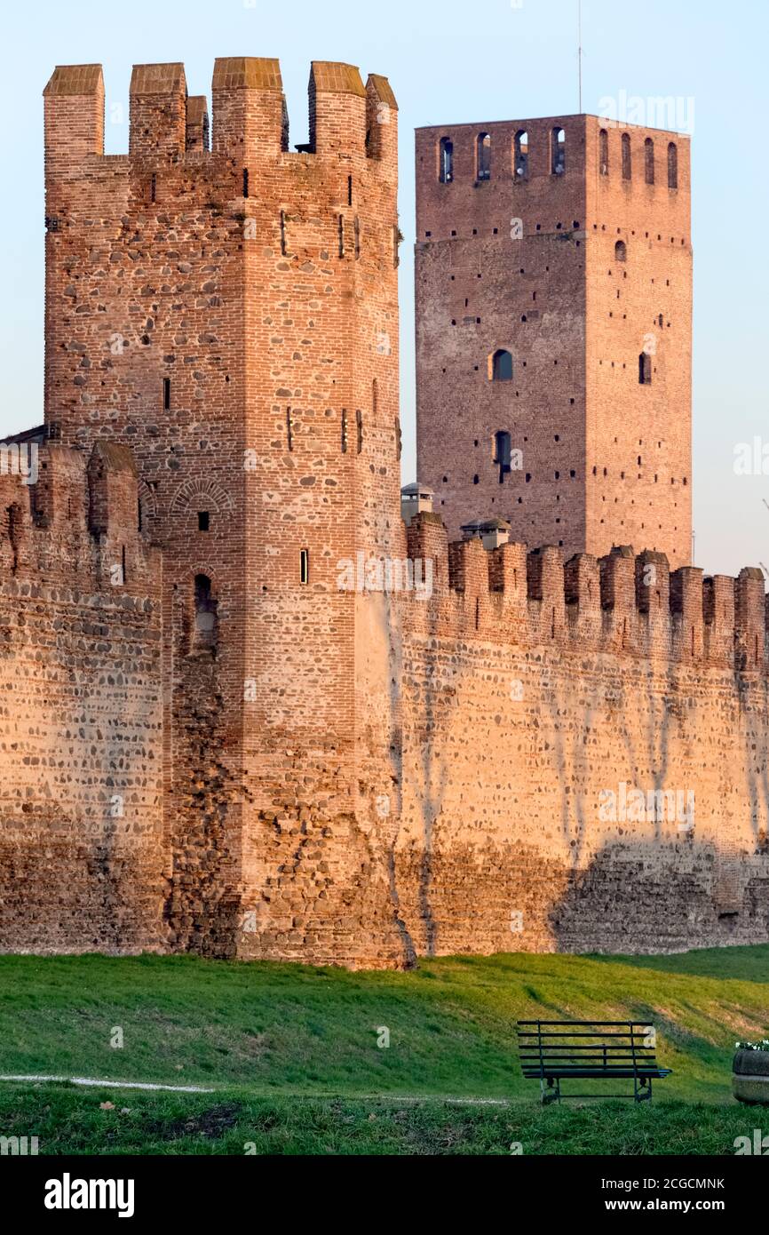 Montagnana : les murs sont l'un des exemples les mieux préservés de l'architecture militaire médiévale en Europe. Province de Padoue, Vénétie, Italie, Europe. Banque D'Images