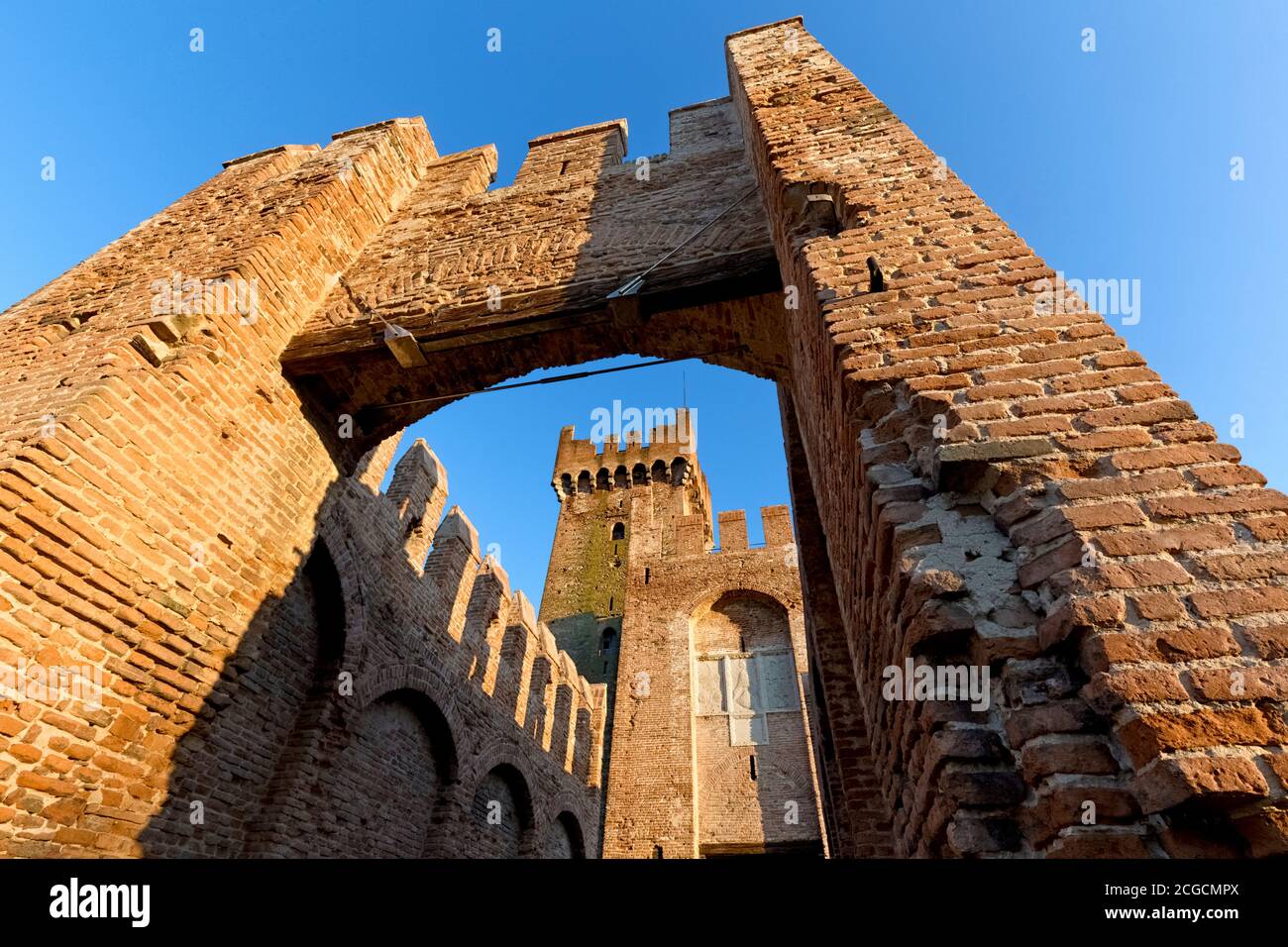 Le portail d'entrée médiéval de la Rocca degli Alberi à Montagnana. Province de Padoue, Vénétie, Italie, Europe. Banque D'Images