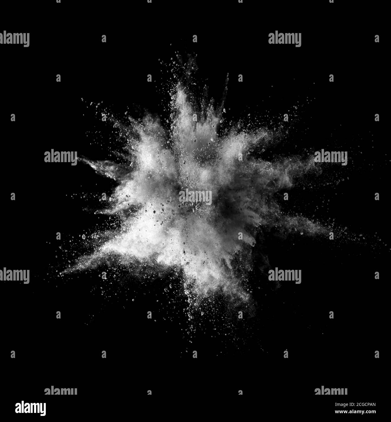 Explosion de poudre blanche isolée sur fond noir. Arrière-plan abstrait de couleur Banque D'Images