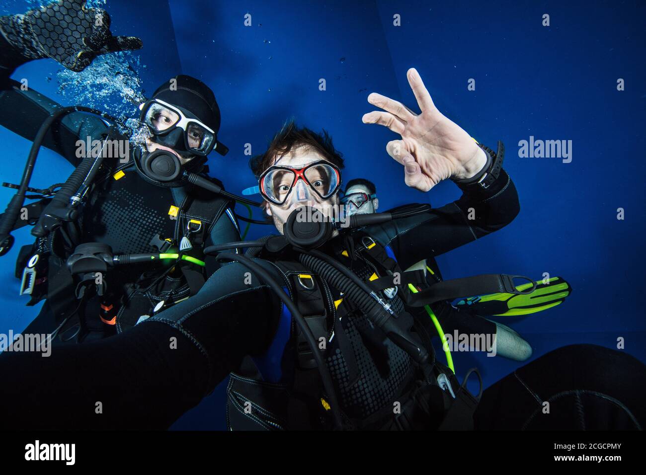 Jeunes hommes plongeurs faisant du selfie. Sports sous-marins et activités de loisirs. Banque D'Images