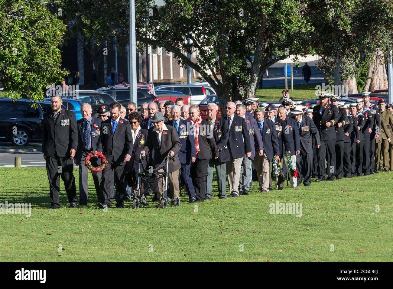 Des membres des forces armées néo-zélandaises, actuels et anciens, défilent le jour de l'Anzac. Tauranga, Nouvelle-Zélande, avril 25 2018 Banque D'Images