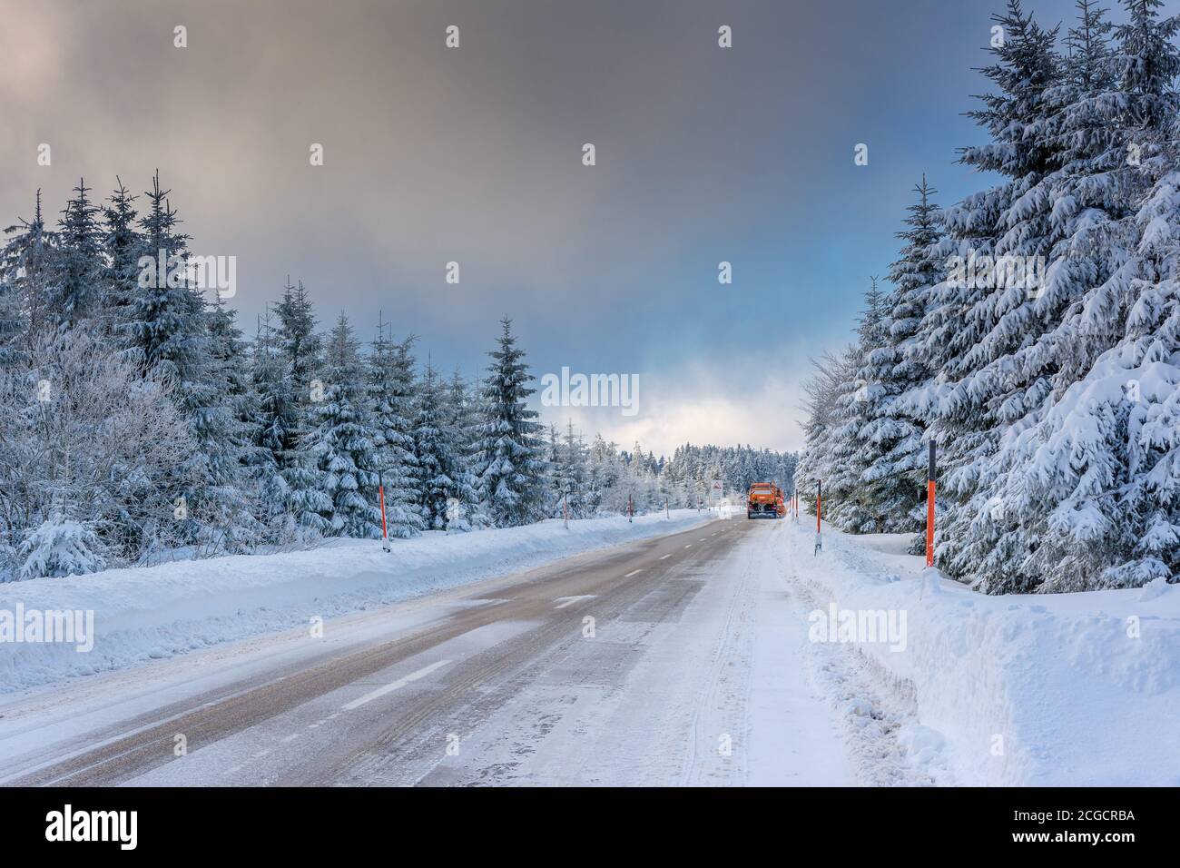 Hiver - Forêt Noire. Paysage d'hiver avec chasse-neige après une tempête de neige. Banque D'Images