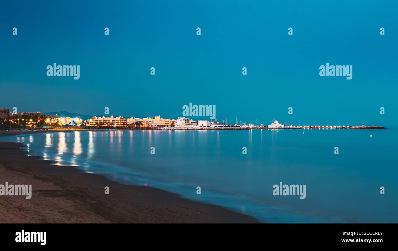 Benalmadena, Espagne. Paysage de nuit vue sur Embankment, Seacoast, Plage. Benalmadena est une ville d'Andalousie en Espagne, à 12 km à l'ouest de Malaga, sur la Costa Banque D'Images