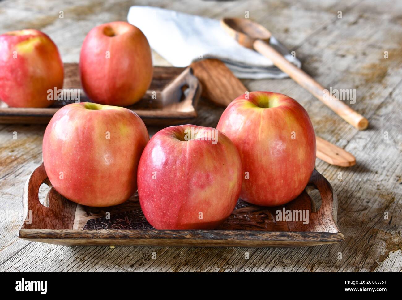 pommes roses sur fond de bois Banque D'Images