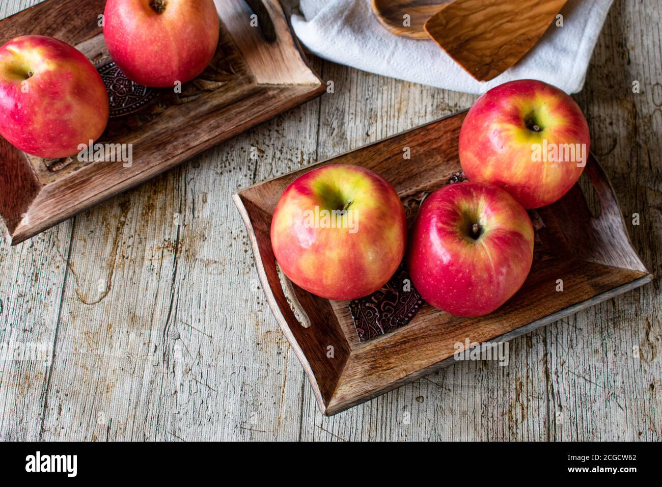 pommes roses sur fond de bois Banque D'Images