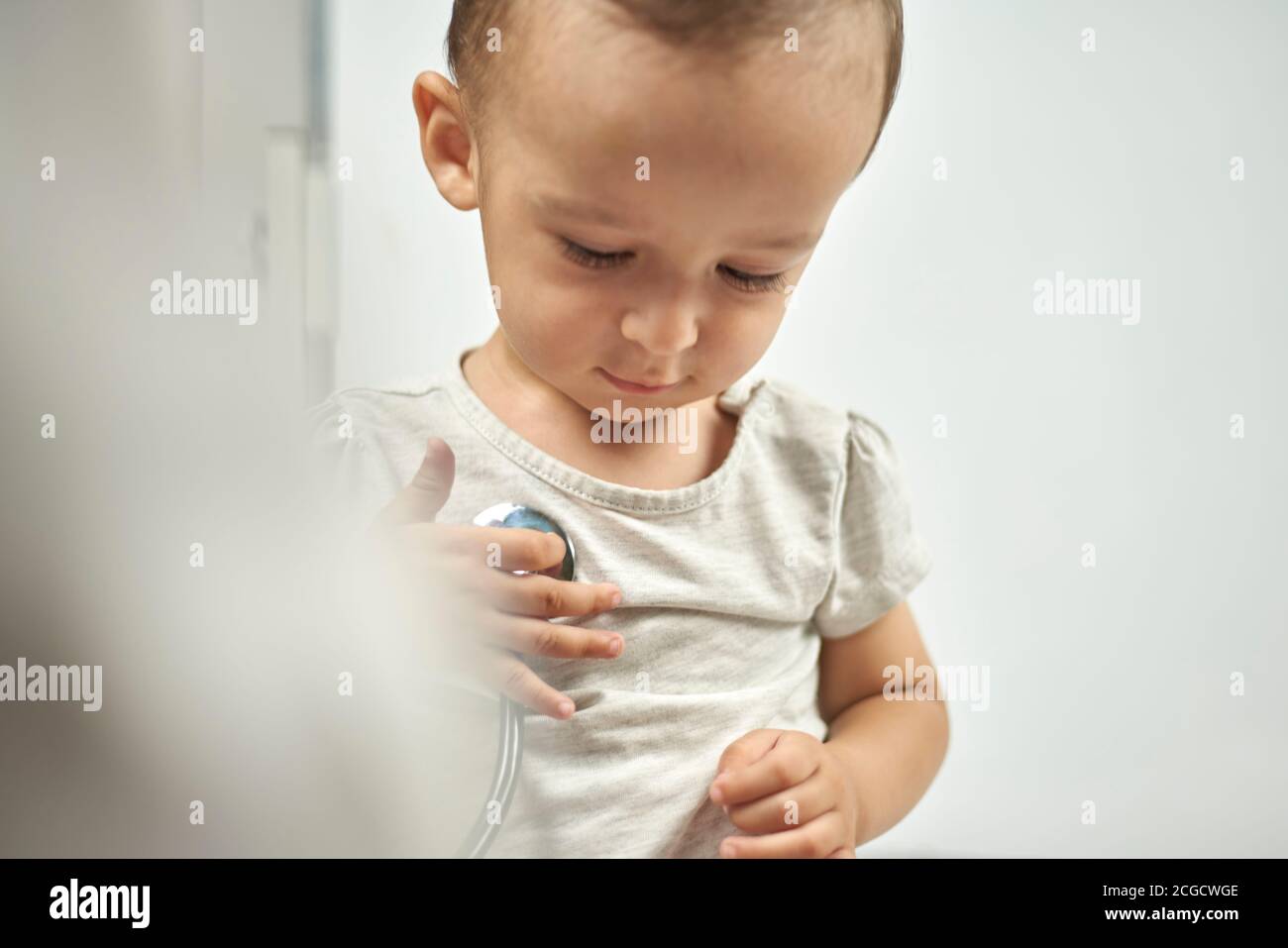 Pediatre A L Ecoute Du Rythme Cardiaque De Bebe Examen Physique Du Bebe Garcon De 1 An Examen De Bien Bebe Un Examen Medical Regulier Est Prevu Photo Stock Alamy