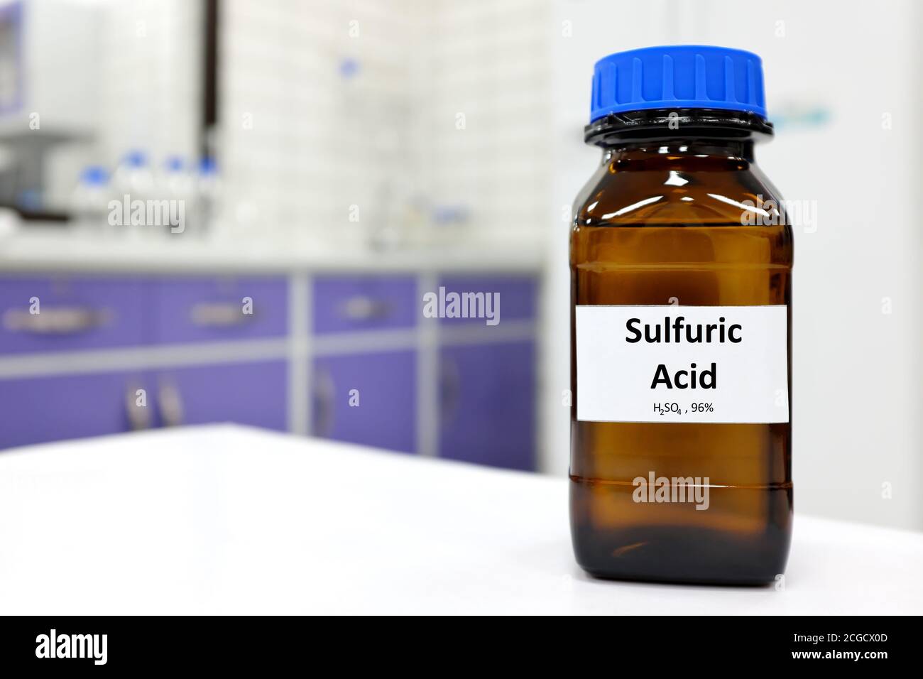 Concentration sélective d'acide sulfurique fort dans un flacon en verre ambré brun à l'intérieur d'un laboratoire avec espace de copie. Banque D'Images