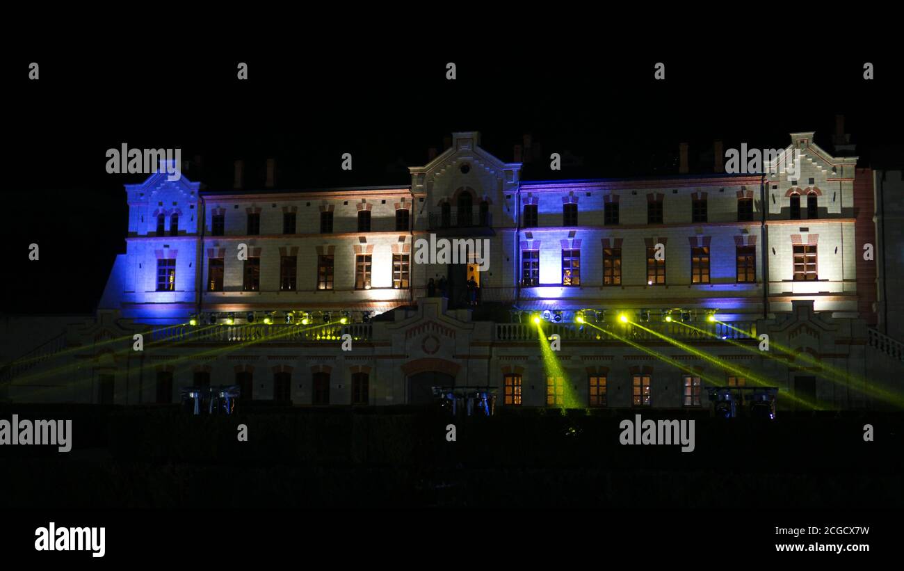 Visiteur appréciant le festival du vin du château de Mimi à Chisinau, en Moldavie. Banque D'Images