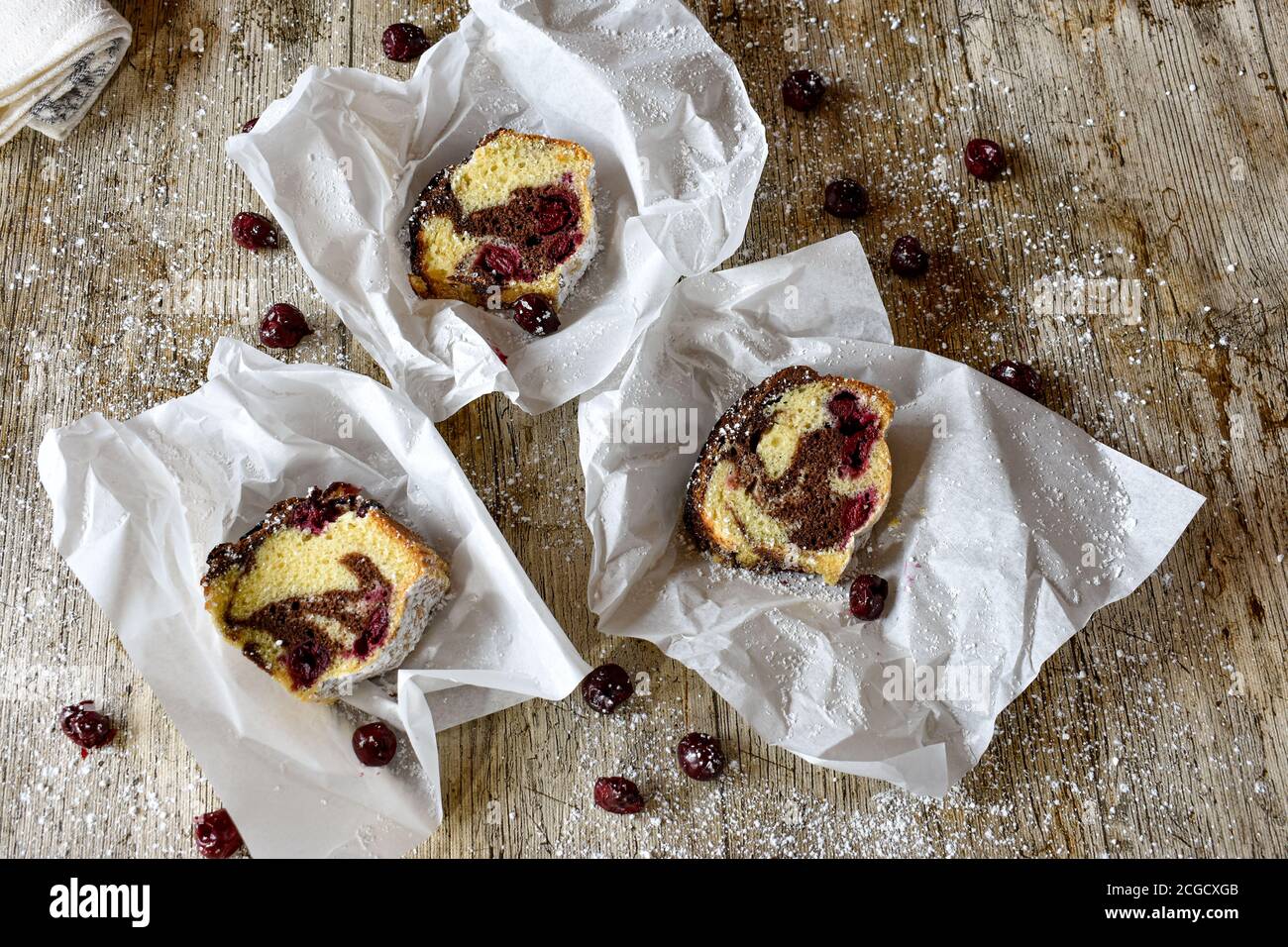 morceaux de gâteau en marbre sur fond rustique en bois d'en haut Banque D'Images