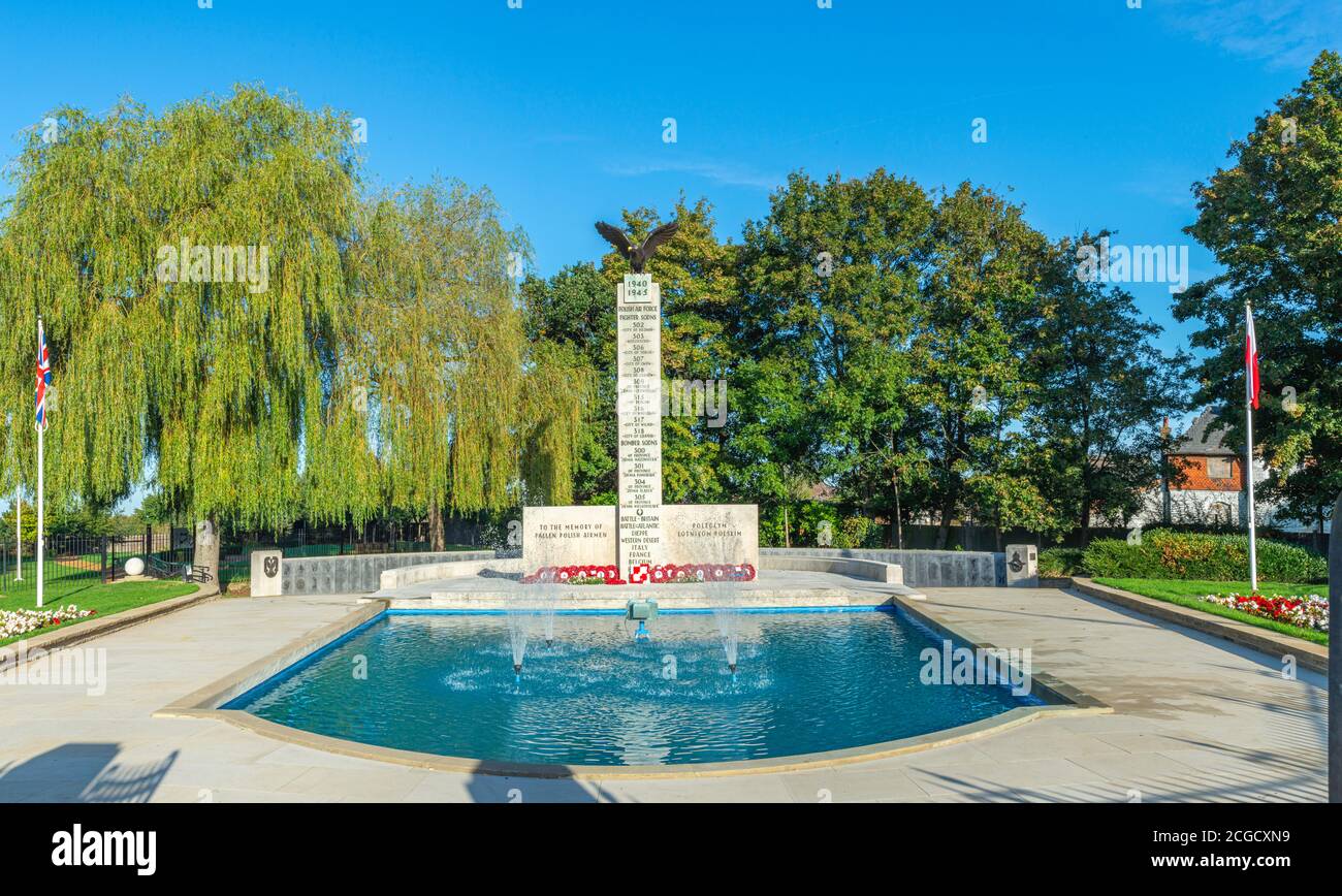 À l'intérieur du mémorial de guerre de Pologne, par une journée ensoleillée avec fontaine et coquelicots, situé à proximité de l'aéroport RAF Northolt. South Ruislip, Middlesex, Angleterre, Royaume-Uni. Banque D'Images