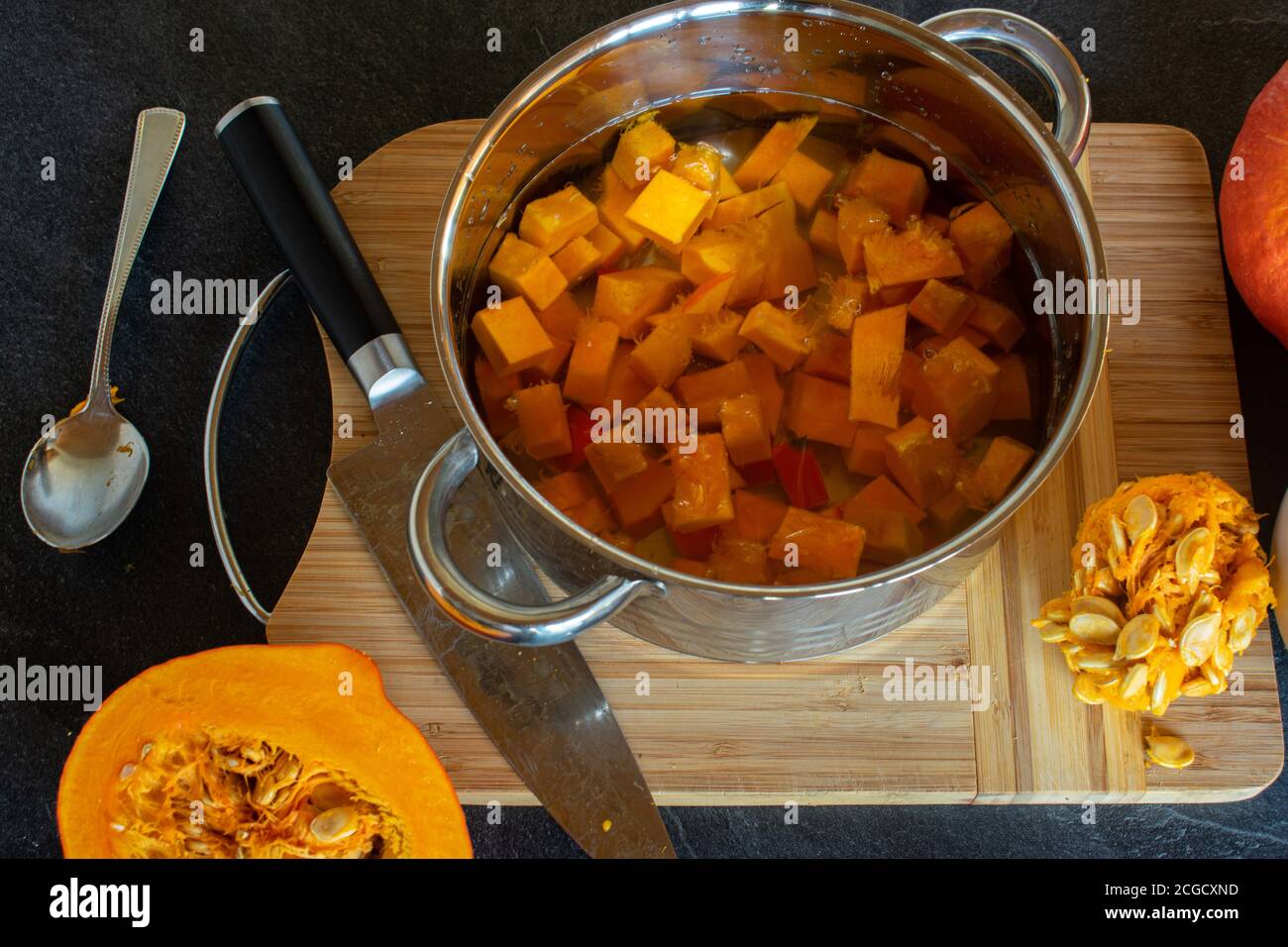 Préparation de la citrouille d'Hokkaido - morceaux de pumkine dans une casserole d'eau prête à cuire Banque D'Images