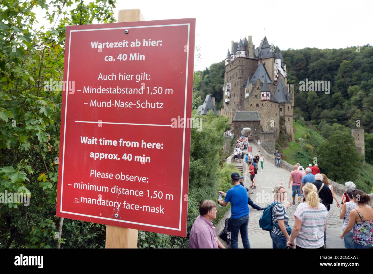 Cochem, Allemagne, 9. 2020 septembre: Vacances à la maison: En raison des restrictions de voyage à l'étranger causées par la crise de Corona, beaucoup d'Allemands passent leurs vacances dans leur propre pays. Les visiteurs se tiennent à l'entrée de Burg Eltz en Rhénanie-Palatinat, à laquelle pas plus de 200 personnes sont admises et acceptent des temps d'attente de plus d'une heure Banque D'Images