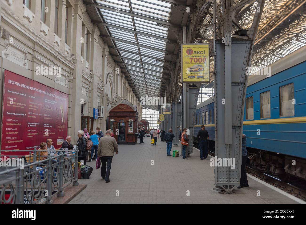 Des inconnus dans la gare principale de Lviv, en Ukraine Banque D'Images