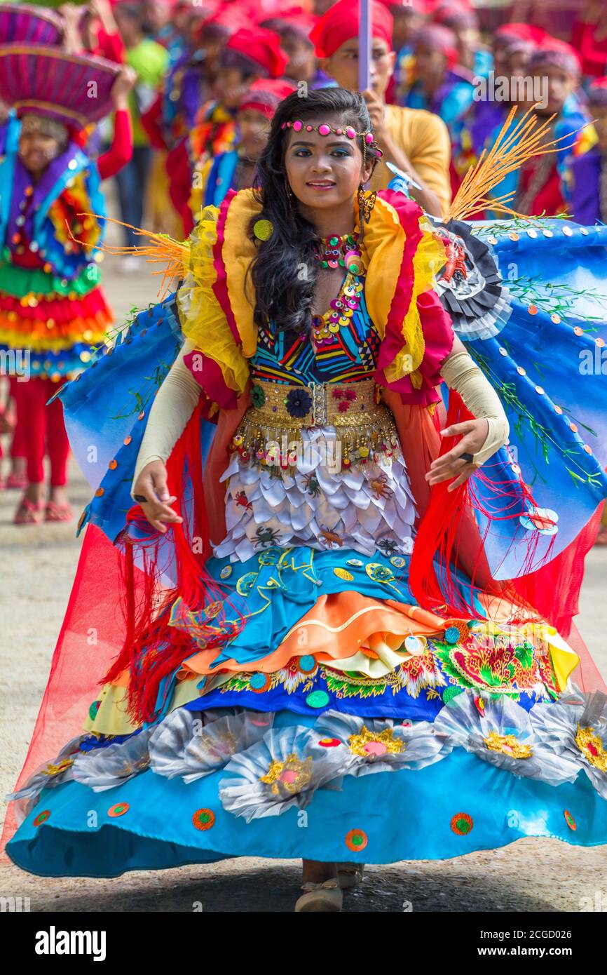 Costumes colorés lors d'un festival de rue dans la ville d'Ipil. Banque D'Images