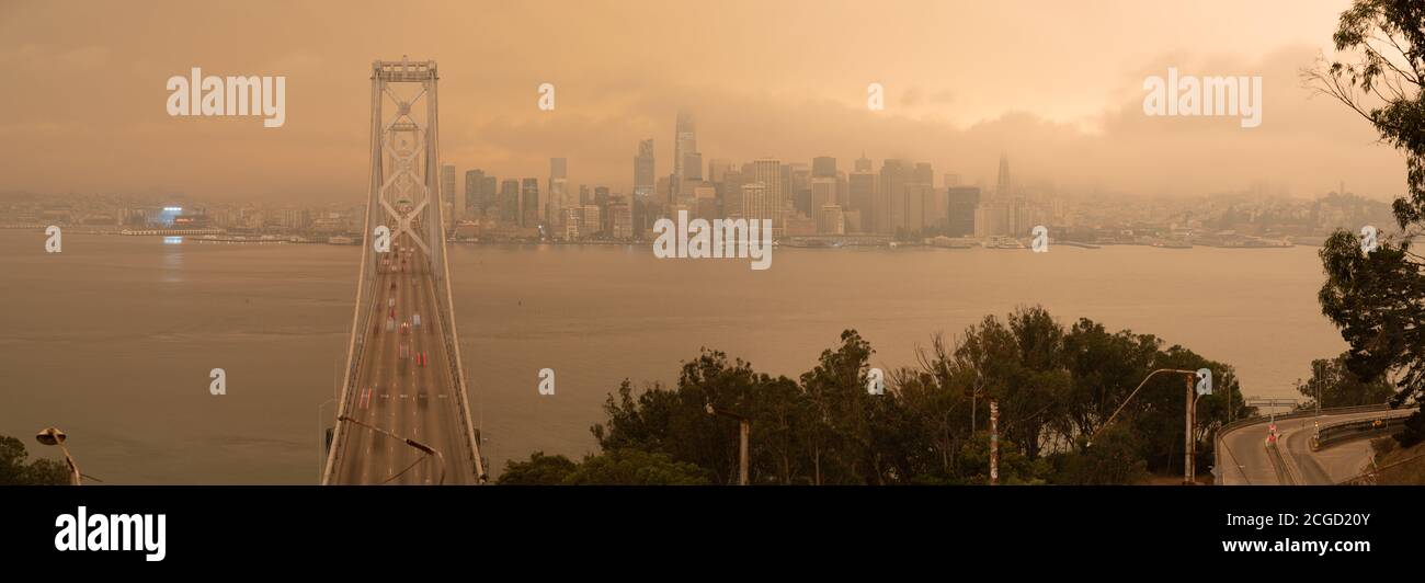 San Francisco, États-Unis. 09e septembre 2020. Le pont San Francisco-Oakland Bay avec San Francisco pendant un feu de forêt atmosphère chargée de fumée le mercredi 9 septembre 2020 à San Francisco, Californie (photo de Paul Kuroda/Sipa USA) Credit: SIPA USA/Alay Live News Banque D'Images