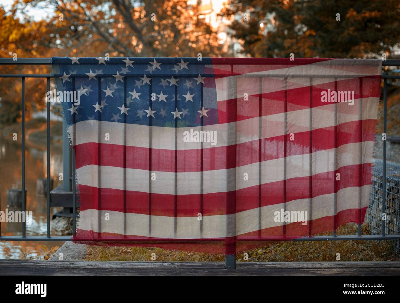Tissu drapeau américain suspendu sur la main courante de la terrasse Banque D'Images