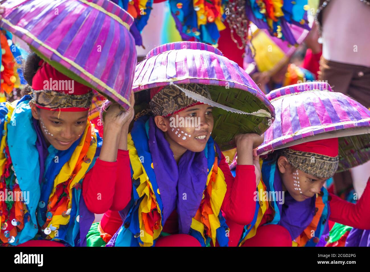 Costumes colorés lors d'un festival de rue dans la ville d'Ipil. Banque D'Images