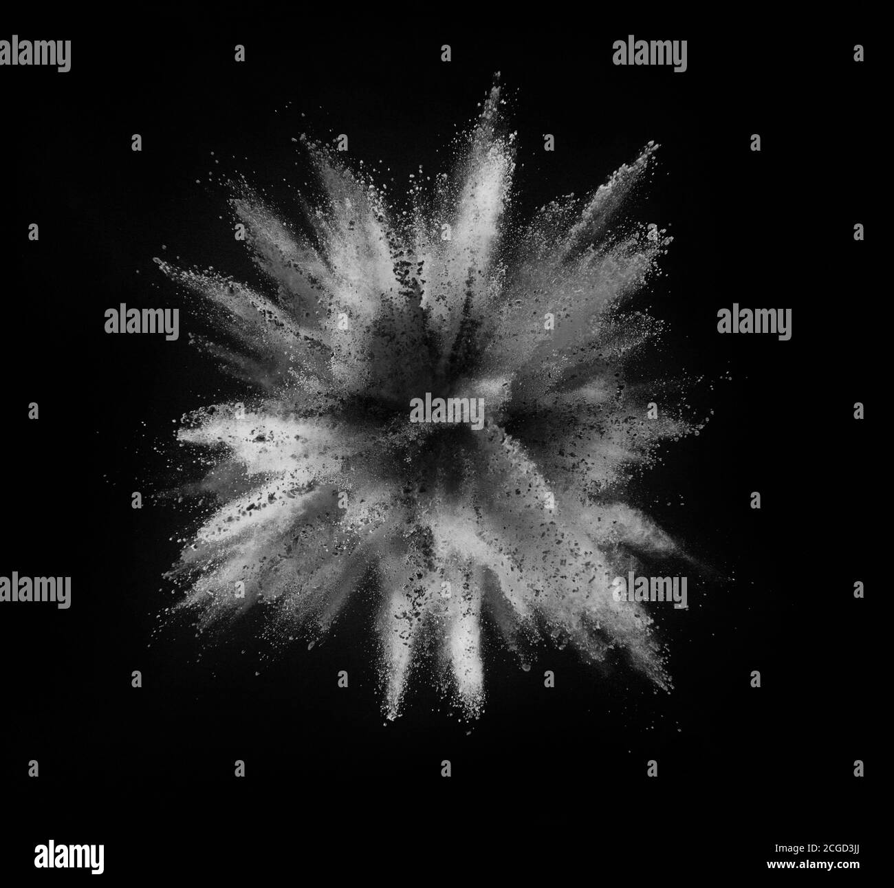 Explosion de poudre blanche isolée sur fond noir. Banque D'Images