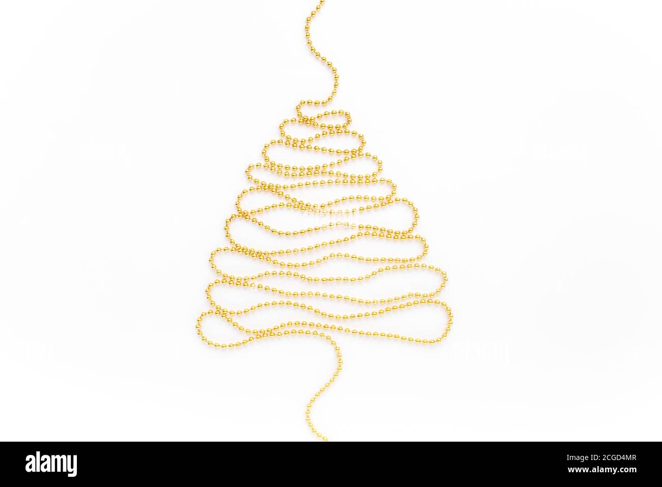 Arbre de Noël en guirlande dorée sur fond blanc avec espace de copie vide pour le texte. Flat Lay, vue de dessus concept de vacances minimal. Banque D'Images Arbre de Noël en guirlande dorée sur fond blanc avec espace de copie vide pour le texte. Flat Lay, vue de dessus concept de vacances minimal. Banque D'Images