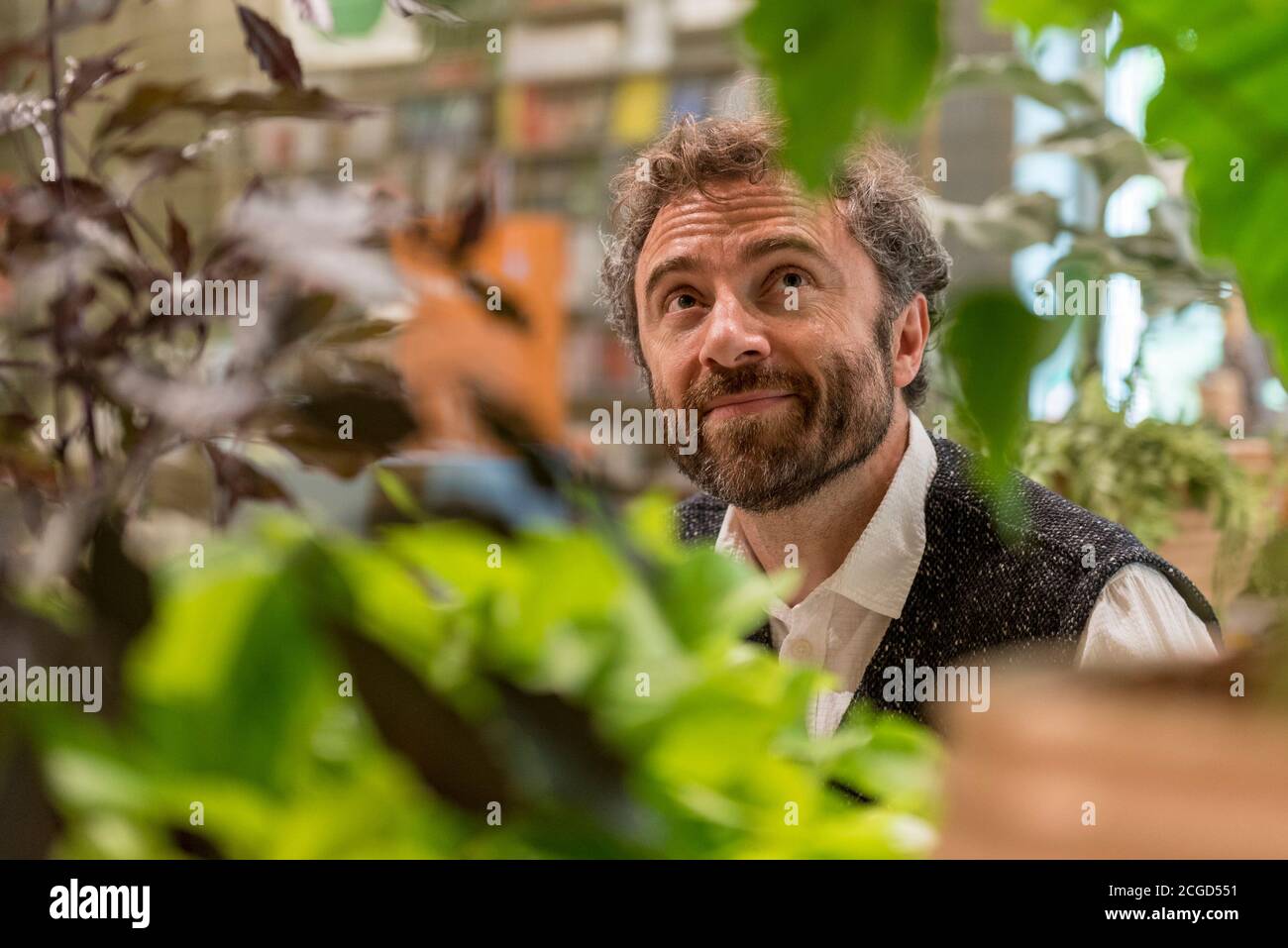 Londres, Royaume-Uni. 10 septembre 2020. Thomas Heatherwick de Heatherwick Studio avec 'Stem'. Aperçu de Connected: Made Together, Apart au Design Museum dans le cadre du London Design Festival. Neuf designers internationaux, dont Thomas Heatherwick (Royaume-Uni), Maria Bruun (Danemark) et Studiopepe (Italie), ont été mis au défi de créer une table et des sièges pour leur usage personnel afin de s'adapter aux nouvelles façons de vivre et de travailler à la maison pendant la pandémie du coronavirus. Les travaux sont exposés du 11 septembre au 11 octobre 2020. Credit: Stephen Chung / Alamy Live News Banque D'Images