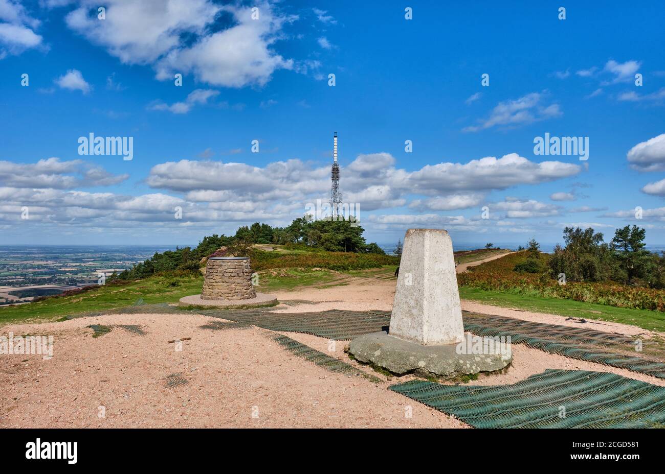 Le point de trig sommet, le topogramme et l'émetteur sur le Wrekin, Shropshire Banque D'Images