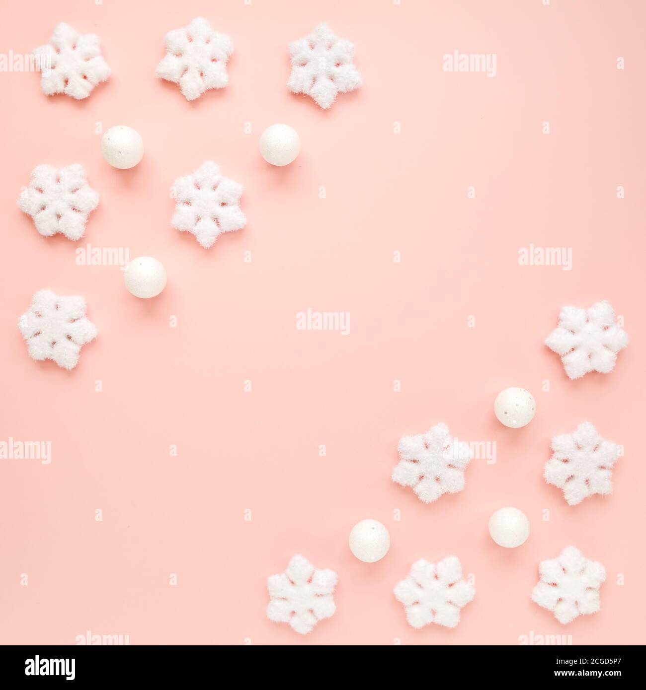 Cadre de Noël avec flocons de neige blancs sur fond rose. Composition de Noël, papier peint. Flat lay, vue de dessus Banque D'Images Cadre de Noël avec flocons de neige blancs sur fond rose. Composition de Noël, papier peint. Flat lay, vue de dessus Banque D'Images