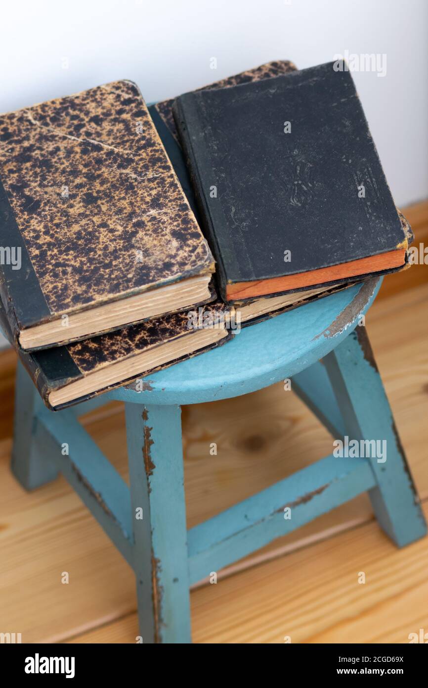Livres anciens sur un banc en bois bleu vintage Banque D'Images