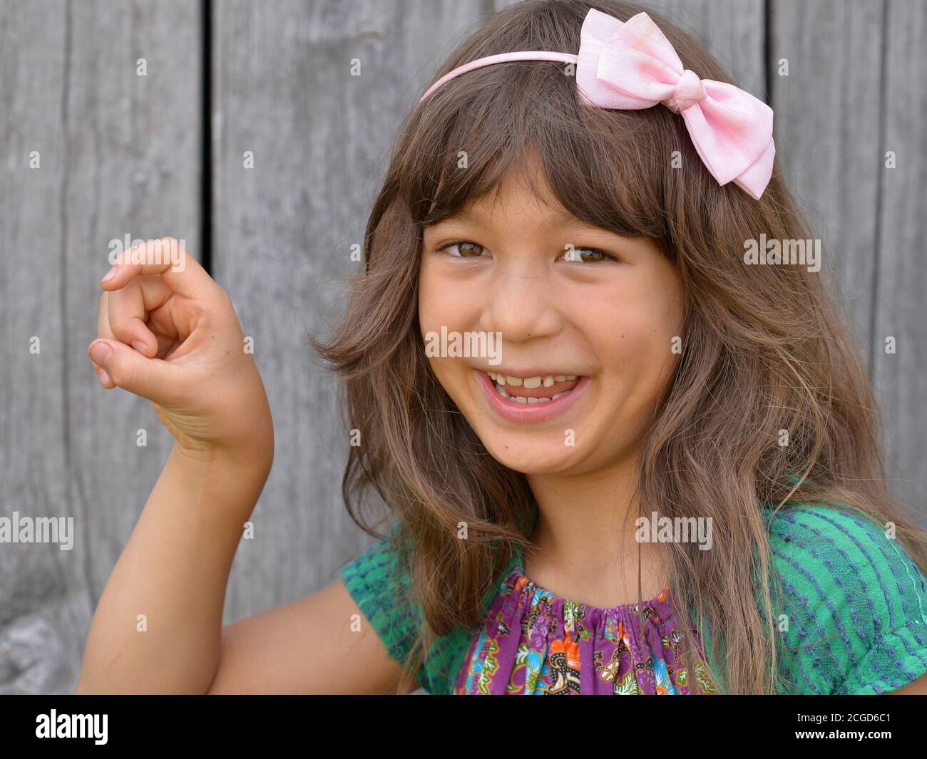Mignon mixte-race petite fille (est asiatique / caucasien) montre avec sa main droite le signe de la main chinoise pour le numéro 9 (photo série: Image no. 9 de 10). Banque D'Images