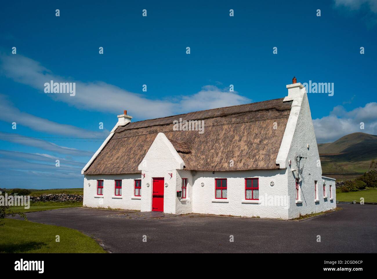 Ancien cottage irlandais au toit de chaume sur la péninsule de Dingle dans le comté de Kerry, en Irlande Banque D'Images