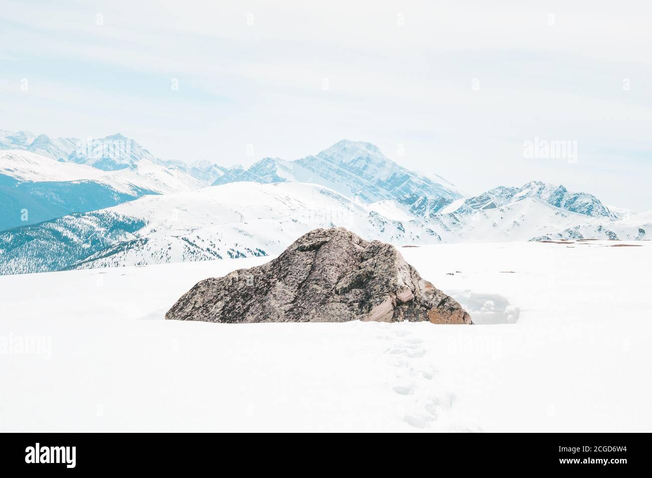 Arrière-plan spectaculaire de montagnes avec un rocher au milieu Banque D'Images