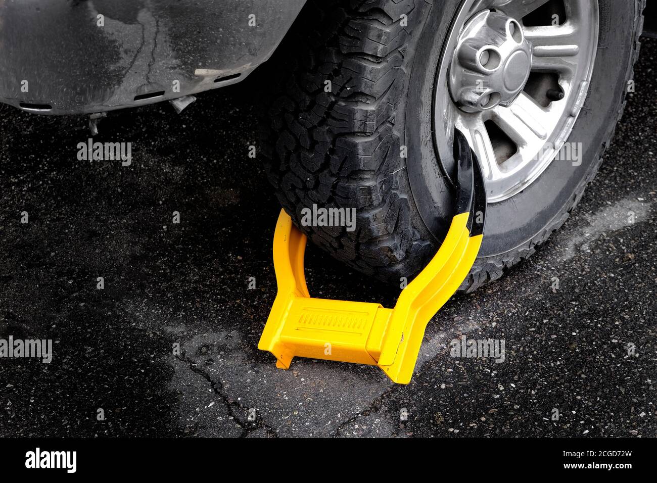 Soufflet de roue ou verrouillage de pneu sur un véhicule ou une voiture pour violation de stationnement illégal Banque D'Images