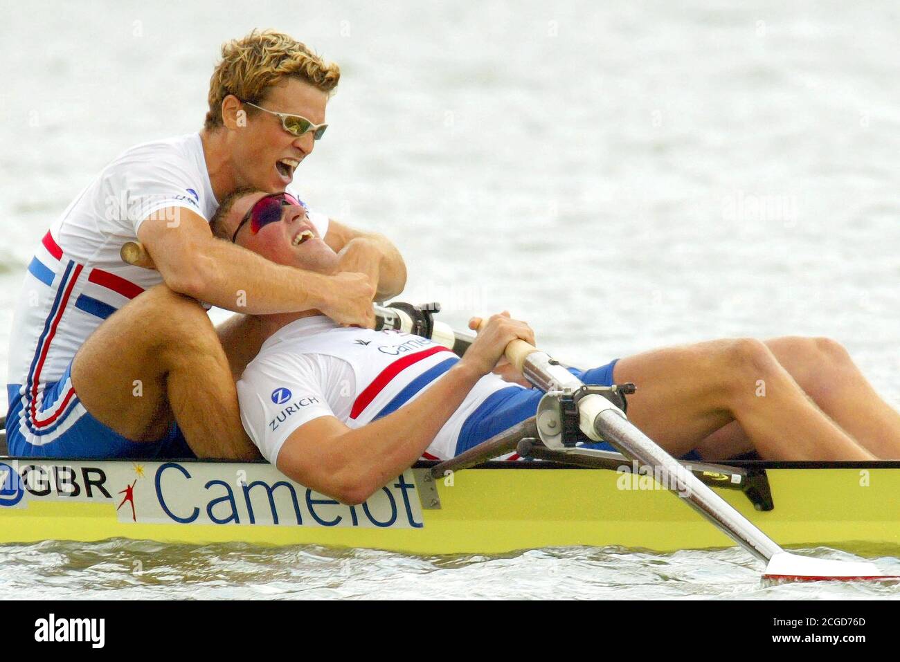 MATTHEW PINSENT ET JAMES CRACKNELL CÉLÈBRENT LE RECORD MONDIAL DE L'AVIRON AUX CHAMPIONNATS DU MONDE DE SÉVILLE. 15/6/2002 PHOTO : MARQUER LA DOULEUR Banque D'Images