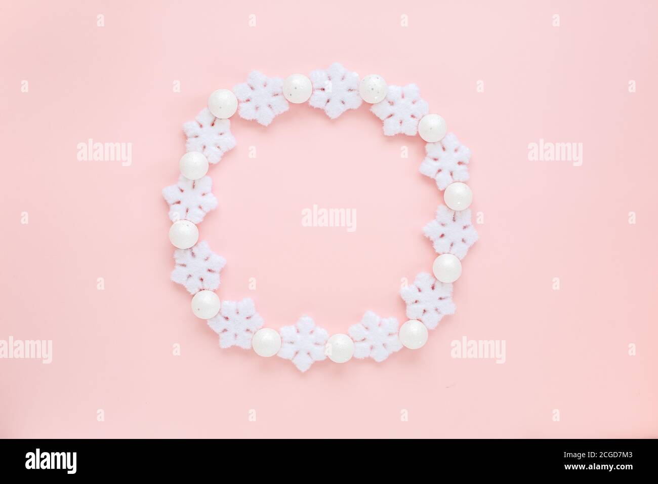 Cadre rond de Noël en flocons de neige blancs sur fond rose. Composition de Noël, papier peint. Flat lay, vue de dessus Banque D'Images Cadre rond de Noël en flocons de neige blancs sur fond rose. Composition de Noël, papier peint. Flat lay, vue de dessus Banque D'Images