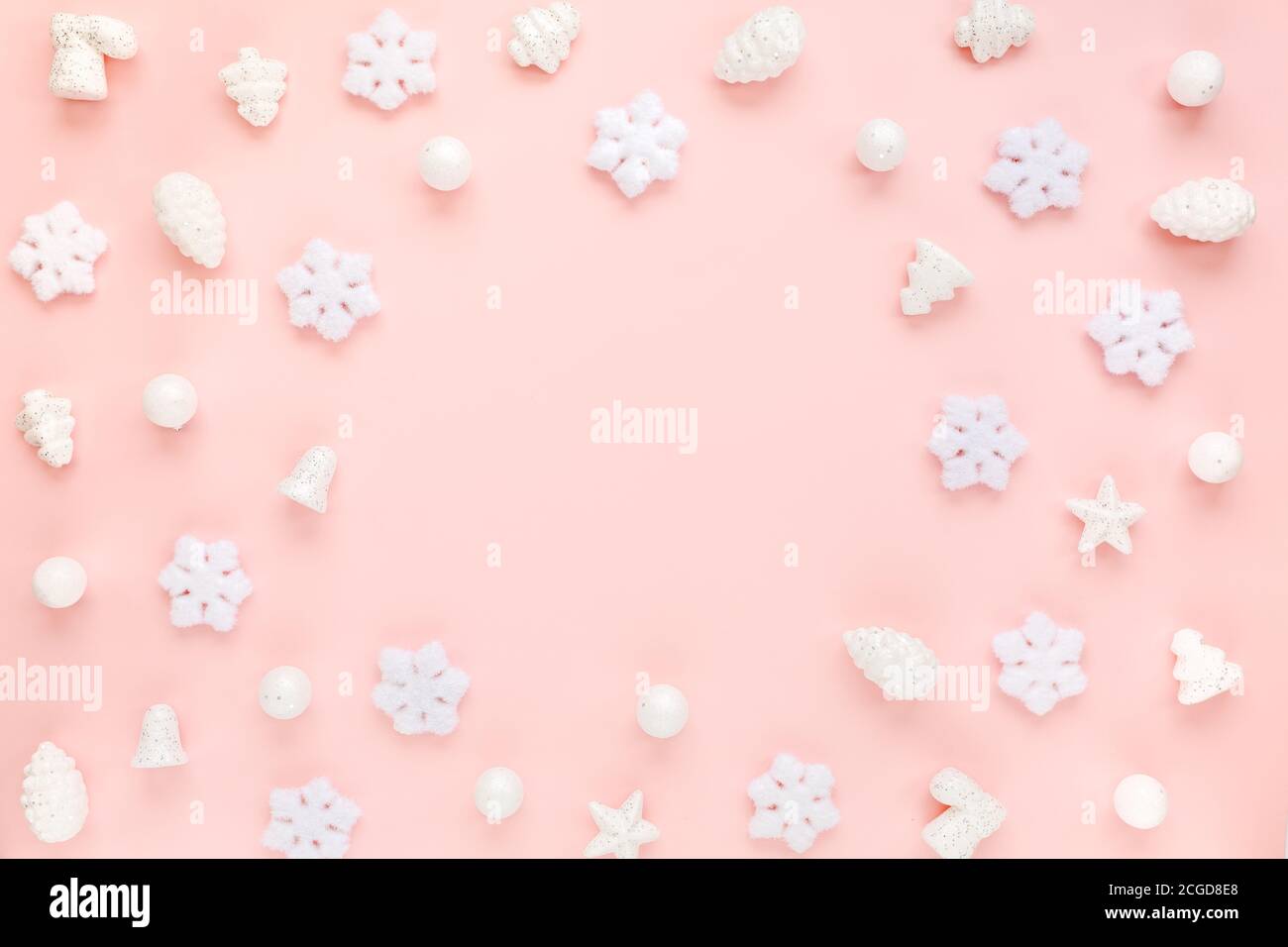 Cadre de Noël avec flocons de neige blancs sur fond rose. Composition de Noël, papier peint. Flat lay, vue de dessus Banque D'Images Cadre de Noël avec flocons de neige blancs sur fond rose. Composition de Noël, papier peint. Flat lay, vue de dessus Banque D'Images