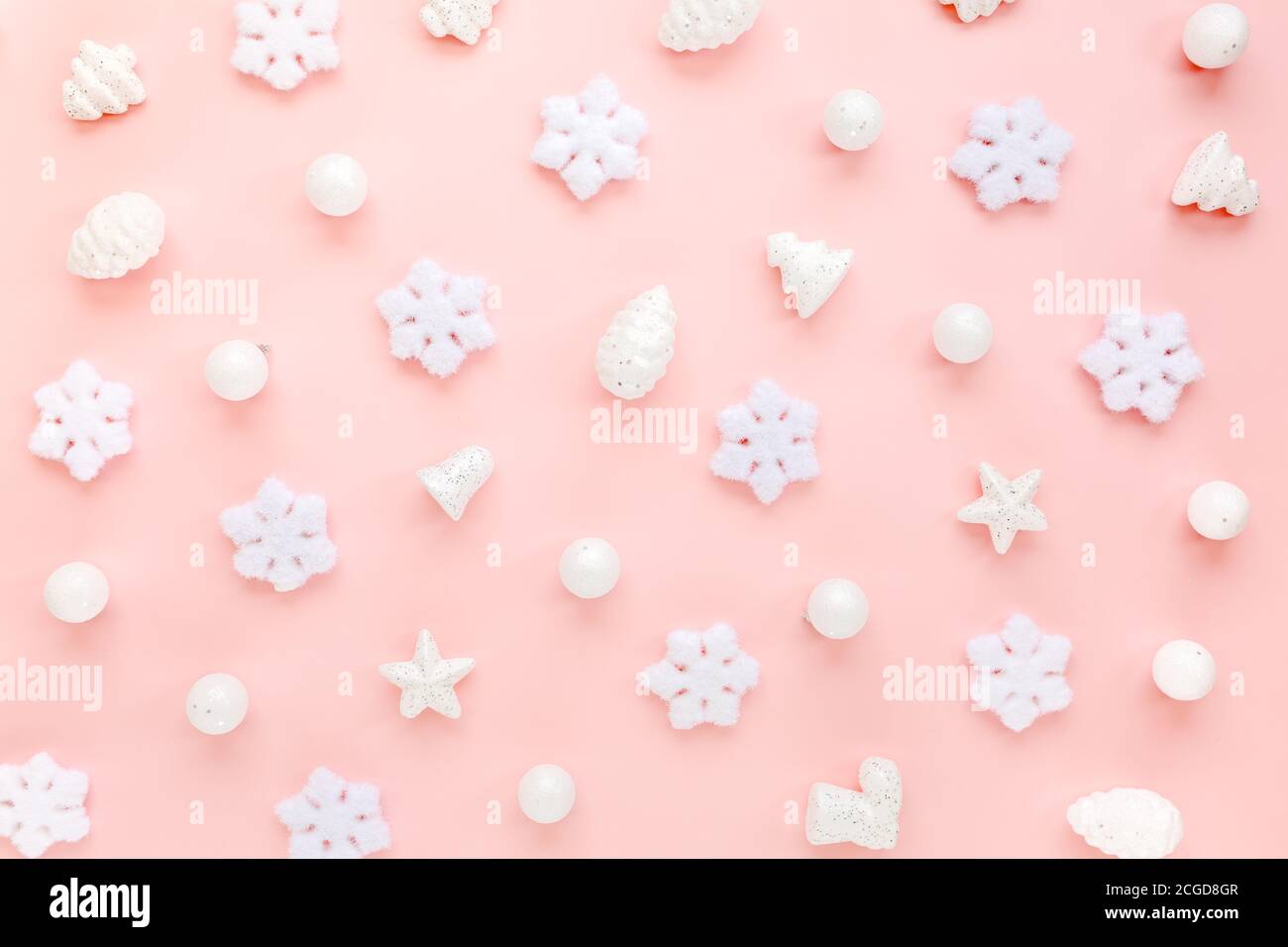 Texture de Noël avec flocons de neige blancs sur fond rose. Composition de Noël, papier peint. Flat lay, vue de dessus Banque D'Images Texture de Noël avec flocons de neige blancs sur fond rose. Composition de Noël, papier peint. Flat lay, vue de dessus Banque D'Images
