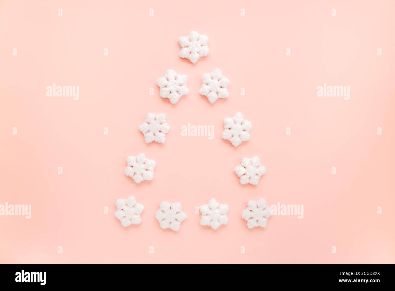 L'arbre de Noël est fait à partir d'un jouet blanc sur fond rose. Composition de Noël, papier peint. Flat lay, vue de dessus Banque D'Images L'arbre de Noël est fait à partir d'un jouet blanc sur fond rose. Composition de Noël, papier peint. Flat lay, vue de dessus Banque D'Images