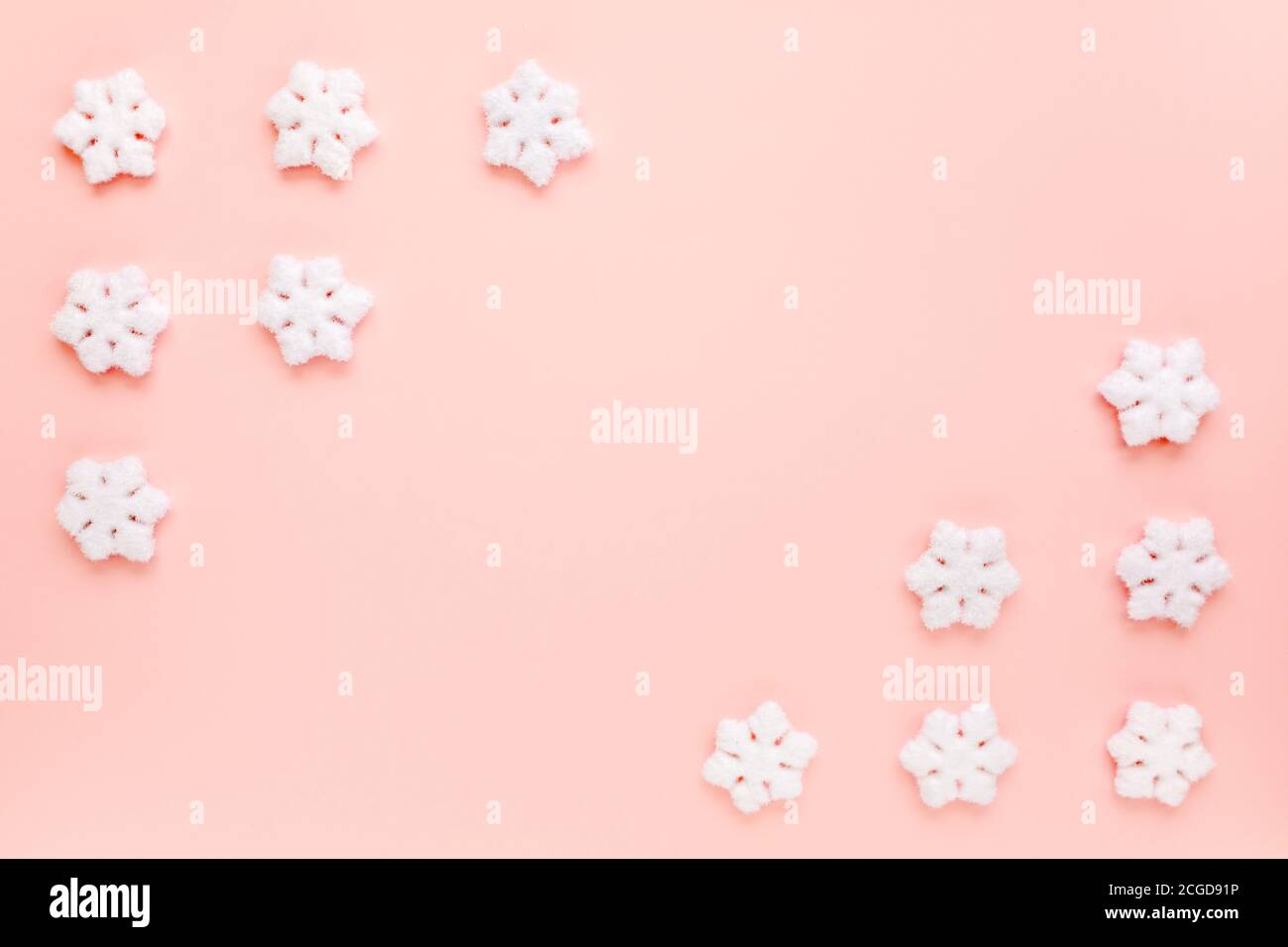 Cadre de Noël avec flocons de neige blancs sur fond rose. Composition de Noël, papier peint. Flat lay, vue de dessus Banque D'Images Cadre de Noël avec flocons de neige blancs sur fond rose. Composition de Noël, papier peint. Flat lay, vue de dessus Banque D'Images