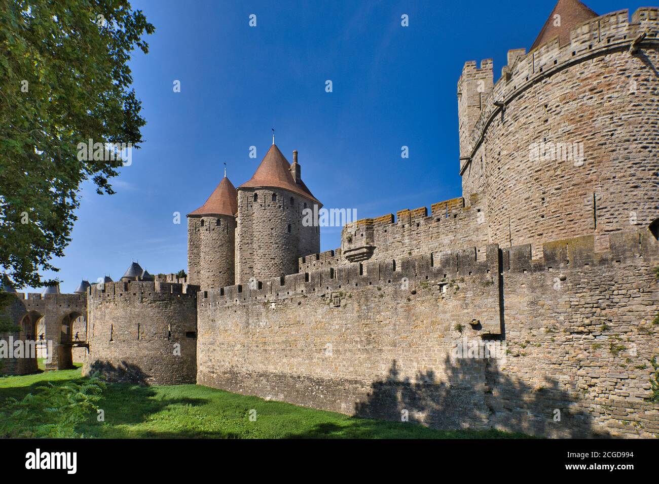 Les murs intérieurs et extérieurs du château double à la Cité, Carcassonne, Languedoc-Roussillon, France Banque D'Images