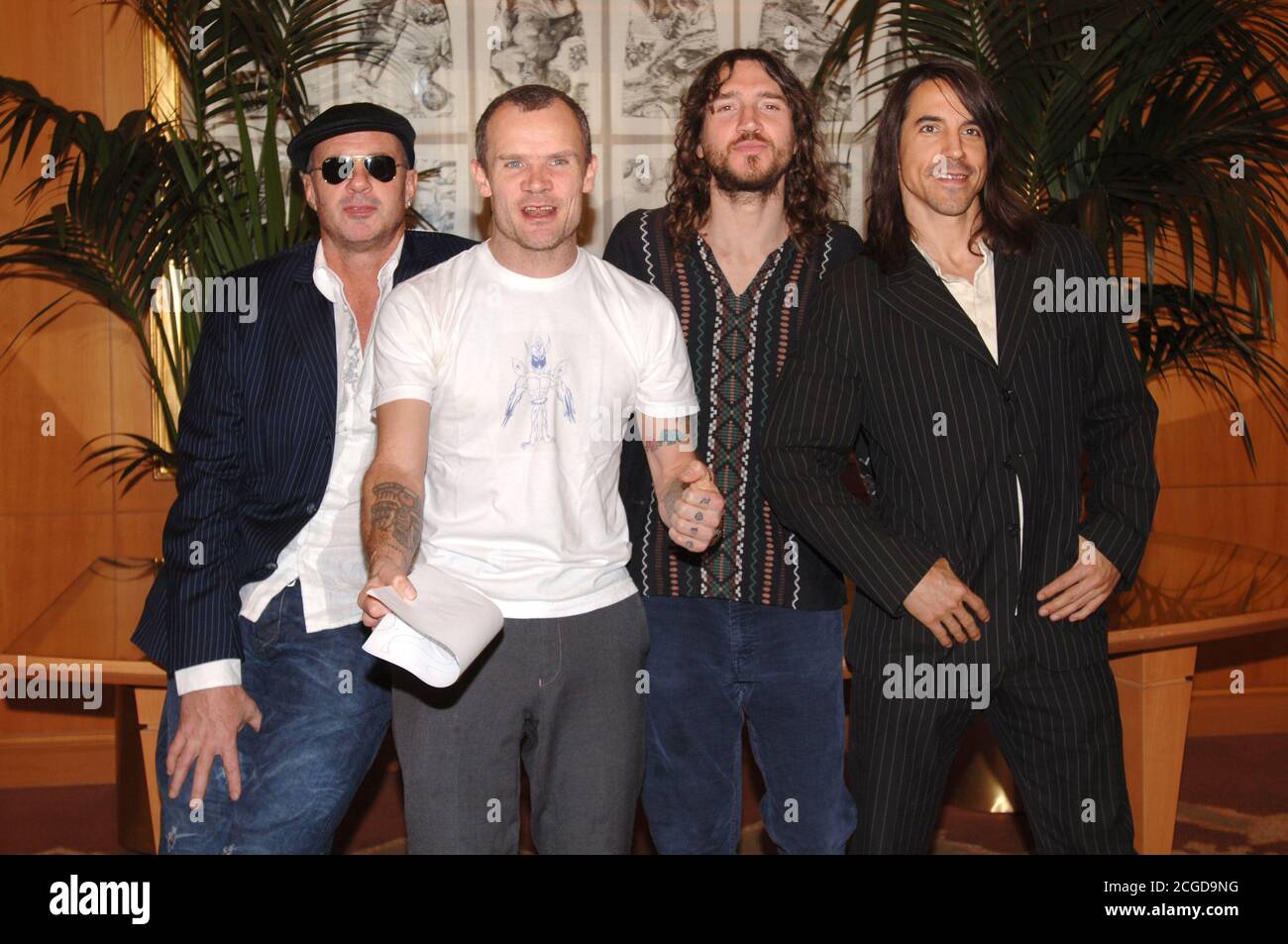 Milan Italie 28/04/2006 ,séance photo des Red Hot Chili Peppers à l'hôtel quatre saisons : Chad Smith, Flea, John Frusciante, Anthony Kiedis Banque D'Images