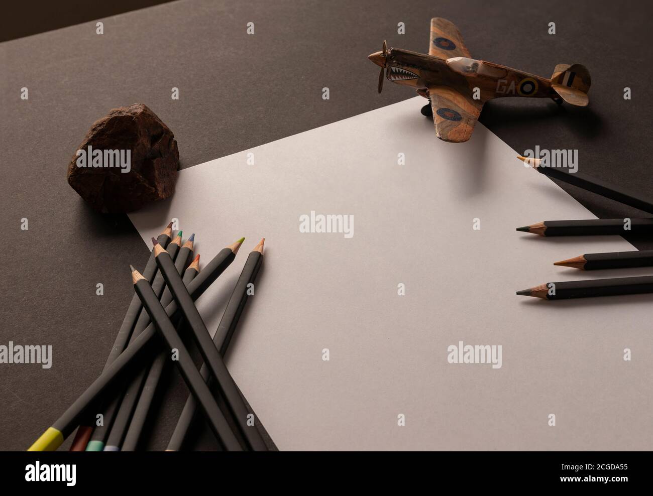 Planche à dessin. Bureau avec éléments de dessin. Distribution des éléments pour le dessin. Échelle, crayons de couleur, papier blanc et roche. Banque D'Images