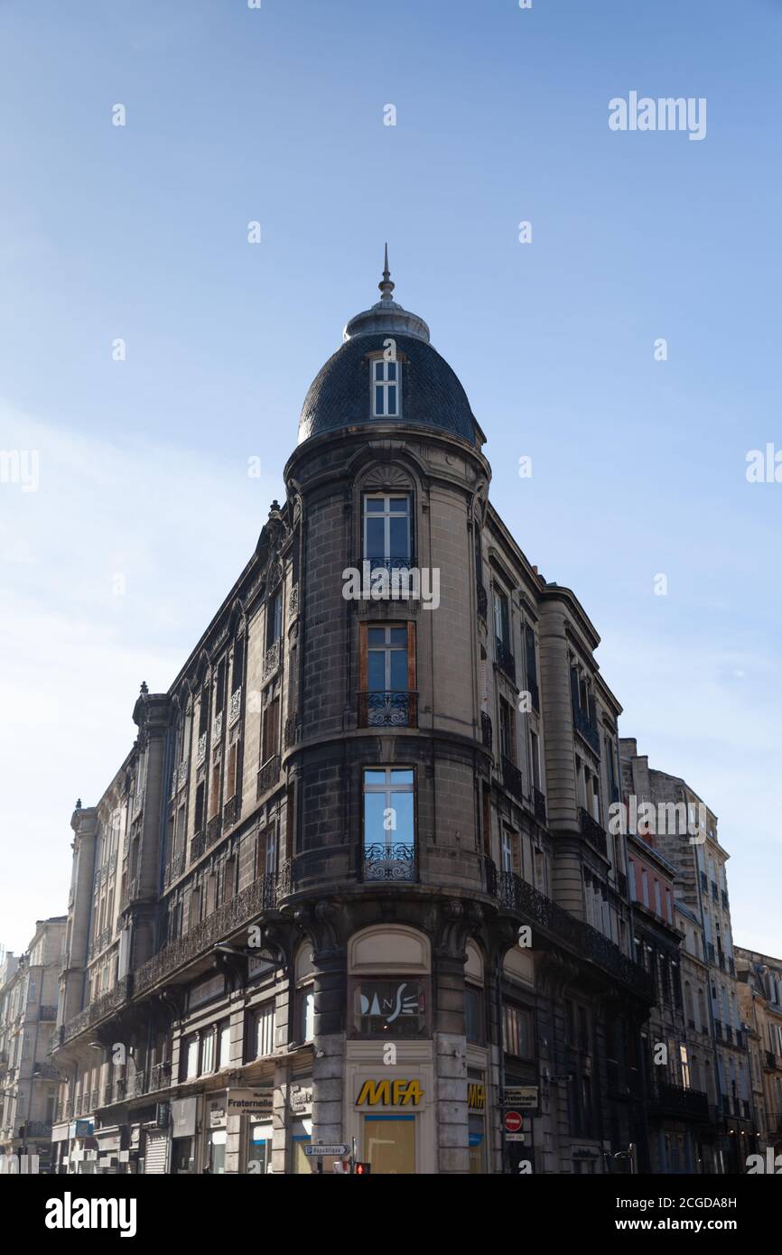 Bordeaux, France - 22 février 2020 : immeuble situé à l'angle du cours  Pasteur, de la rue Paul Louis Lande et de la rue Victor Hugo Photo Stock -  Alamy