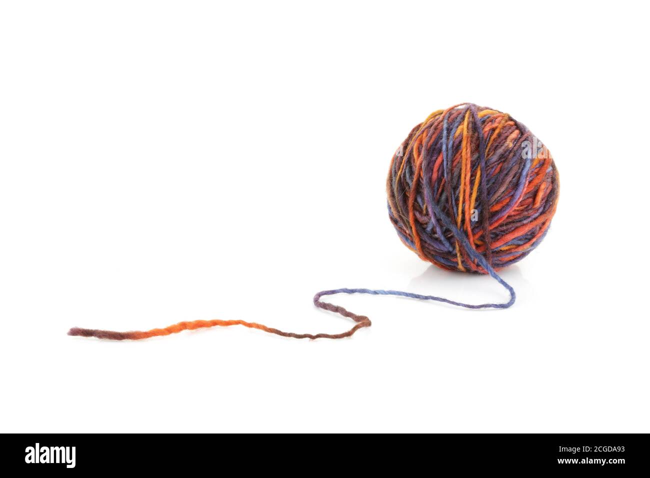 Une boule de fil de laine sur blanc Banque D'Images