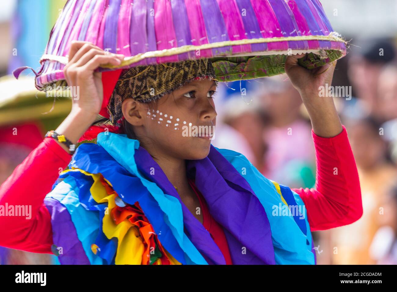 Costumes colorés lors d'un festival de rue dans la ville d'Ipil. Banque D'Images