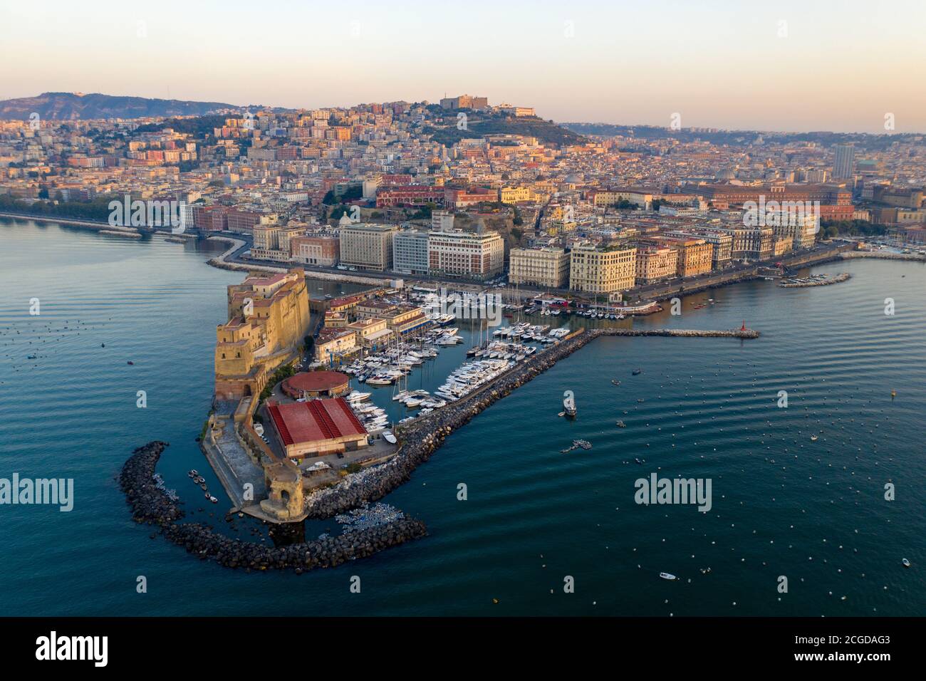Naples, castel dell'ovo e borgo Marinari Banque D'Images