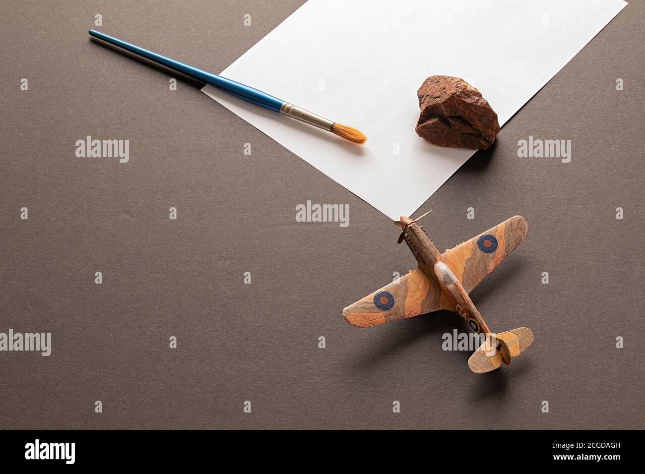 Planche à dessin. Bureau avec éléments de dessin. Distribution des éléments pour le dessin. Échelle, crayons de couleur, papier blanc et roche. Banque D'Images