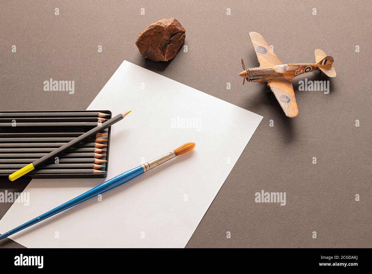 Planche à dessin. Bureau avec éléments de dessin. Distribution des éléments pour le dessin. Échelle, crayons de couleur, papier blanc et roche. Banque D'Images
