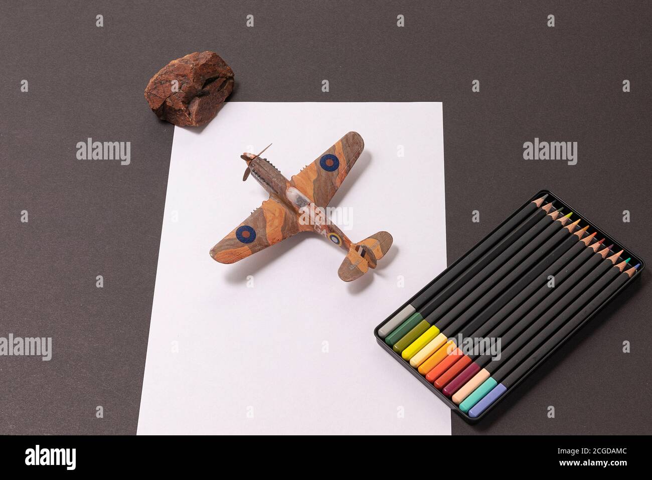 Planche à dessin. Bureau avec éléments de dessin. Distribution des éléments pour le dessin. Échelle, crayons de couleur, papier blanc et roche. Banque D'Images